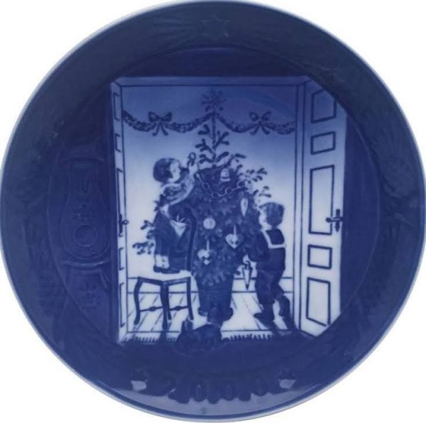 Royal Copenhagen Decorating The Christmas Tree 2000 Plate